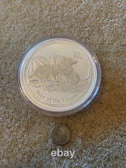 Traduisez ce titre en français : 1 kg pièce d'argent Lunar Year Rat Mouse de la Monnaie de Perth de 2008, non circulée, sous capsule, 32 oz.